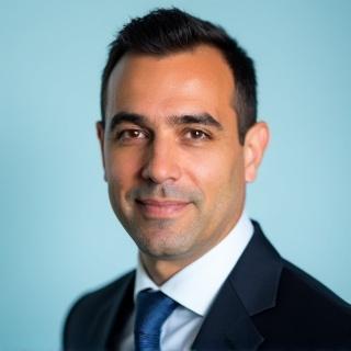 Retrato profesional de Javier Morales.